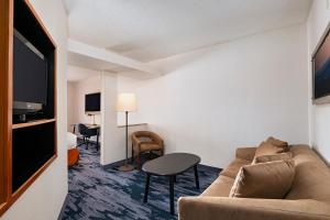 a living room with a couch and a tv at Fairfield Inn & Suites by Marriott Edison - South Plainfield in Edison