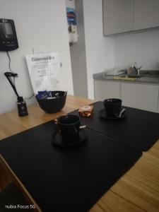 two cups on a black mat on a table at Monoambiente céntrico Sara in Gualeguaychú
