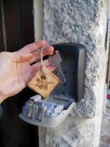 a person holding a padlock in a mailbox at Casiñas De Acevedo in Junquera de Ambía