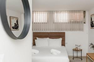 a bedroom with a bed and a mirror at Ramon Palms in Mitzpe Ramon