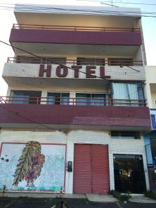 un edificio con un cartel en el costado en Hotel Santa Inez en Nazaré da Mata