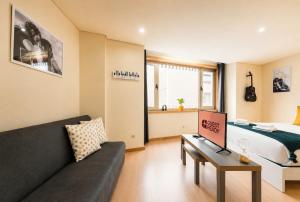 a living room with a couch and a bed at GuestReady - MusicHall in Porto
