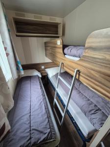 two bunk beds in a small room at ZEN cocoon in Ivry-la-Bataille