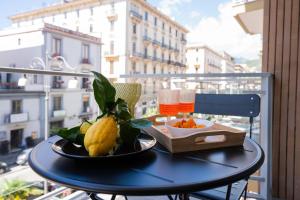 a table with a plate of food and two glasses of juice at Garibaldi Suite B&B in Salerno