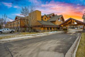 a large wooden house with a road in front of it at C'mon Inn Missoula in Missoula
