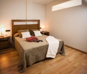 - une chambre avec un grand lit dans l'établissement Apartaments Petit Saüc, à Taull