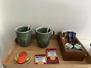 two coffee cups sitting on top of a wooden tray at Craigdarroch Guest House in Contin