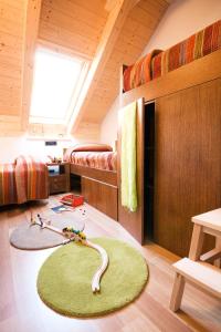 a bedroom with two bunk beds and a green rug at Apartaments Petit Saüc in Taull