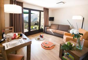 a living room with a couch and a table at Apartaments Petit Saüc in Taüll