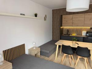 a room with a table and chairs and a kitchen at Apartament Tczew-duże pokoje! in Tczew