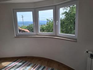 two windows in a white room with a rug at Casa D'Avó 1 in Trancoso