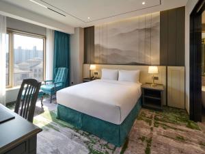 a hotel room with a large bed and a desk at Grand Mercure Imperial Palace Seoul Gangnam in Seoul +197 photos