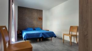 a bedroom with a blue bed in a room at Résidence Mes Amours d'Enfants - Les Villas du Lac in Soustons +234 photos