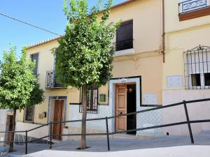 dom z drzewem przed nim w obiekcie Holiday Home in Rute with Private Pool w mieście Rute