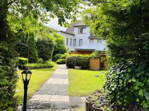 a garden with a walkway in front of a house at Das kleine Klee in Goslar