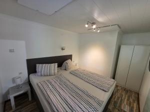 a bedroom with a large bed in a room at Ferienhaus AUEN mit Seezugang in Velden am Wörthersee