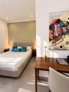 a bedroom with a bed and a painting on the wall at Petra Maris B&B in Peschici