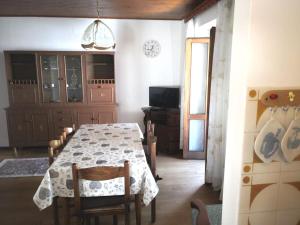 a dining room with a table and chairs and a window at Appartamenti Kratter Valeria in Sappada