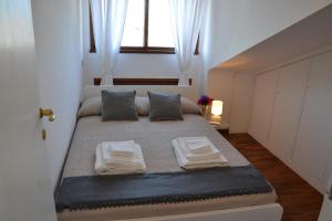 A bed or beds in a room at Penthouse Cardello Colosseum
