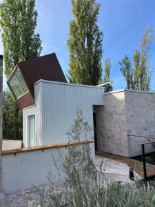a house with a glass roof and a stone wall at Abismo Privado Cabaña de Lujo con Jacuzzi in San Rafael