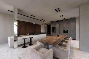 a kitchen with a large wooden table and chairs at Predmet Kabakaba Resort in Tumbak Bayuh