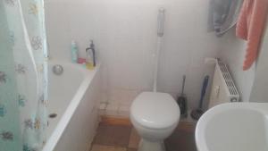 a bathroom with a toilet and a tub and a sink at SCHLAFGELEGENHEiT in Essen