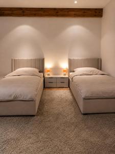 two beds sitting next to each other in a bedroom at Bachchalet im Schwarzwald in Sasbachwalden