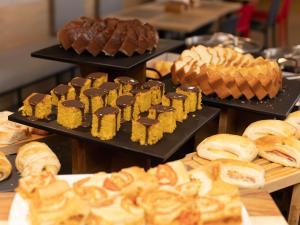 a display of different types of bread and pastries at ibis Araguaína in Araguaína