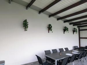 a conference room with a table and chairs at Pensiunea Anna in Poplaca