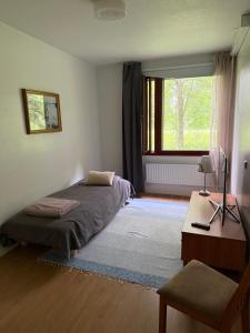 a bedroom with a bed and a large window at Opiskelijankatu 5 Varkaus in Varkaus