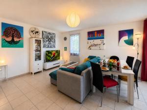 a living room with a couch and a table at " Régussol Coloré " Piscine - Linge fourni - Wifi in Castelnau-dʼEstrétefonds