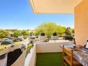 a balcony with a view of a parking lot at " Régussol Coloré " Piscine - Linge fourni - Wifi in Castelnau-dʼEstrétefonds