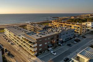 an aerial view of a building next to the ocean at Uno del Mar 2 in Vila Nova de Gaia
