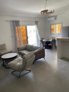 ein Wohnzimmer mit Sofa und Tisch in der Unterkunft Cité Soleil in Dakar