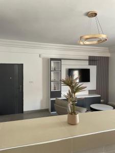 ein Wohnzimmer mit Sofa und Tisch in der Unterkunft Cité Soleil in Dakar