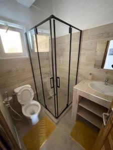 ein Badezimmer mit Dusche, Toilette und Waschbecken in der Unterkunft Cité Soleil in Dakar