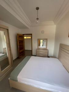ein Schlafzimmer mit einem großen weißen Bett in einem Zimmer in der Unterkunft Cité Soleil in Dakar