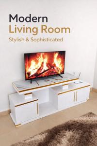 Ein Wohnzimmer mit einem Fernseher auf einem weißen Fernsehständer. in der Unterkunft Kitale Comfy in Kitale