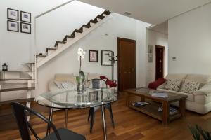 a living room with a glass table and a couch at Veoapartment Corral del Rey 1 in Seville