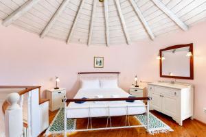 a bedroom with a bed and a mirror and a sink at Villa Windmill in Vlachopoulátika