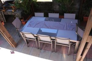 un tavolo blu e sedie seduti intorno a un tavolo blu di Résidence Eglantine a Cilaos