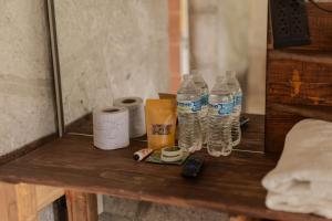 a table with bottles of water and a remote control at Hospedaje Las Palmas By GEstores in Huasca de Ocampo