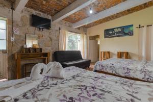 a bedroom with two beds and a chair in it at Hospedaje Las Palmas By GEstores in Huasca de Ocampo