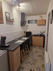 a kitchen with a table and a counter top at Agréable studio indépendant in Froidfond