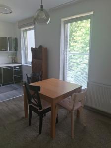 un tavolo da pranzo con due sedie e una cucina di Easy a Gdynia