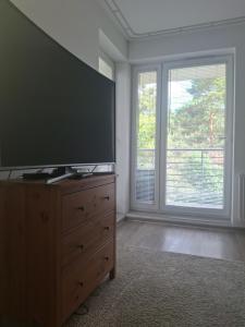 un soggiorno con un televisore a schermo piatto su una cassettiera di Easy a Gdynia