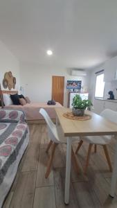 a living room with a table and a bed at Campo Dias in Silves