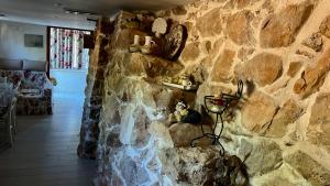 a room with a stone wall with some items on it at Trulli delle succulente in Capilungo