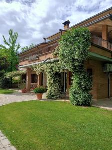 a building with a ivy growing on the side of it at RossoMattone CountryHouse in Sulmona