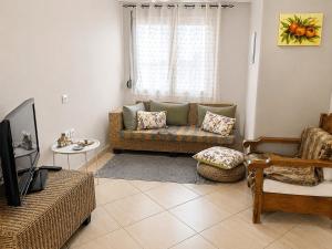 a living room with a couch and a tv at Sady's House in Yimnón